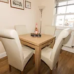 بيت للعطل Platform 12 ويتبي